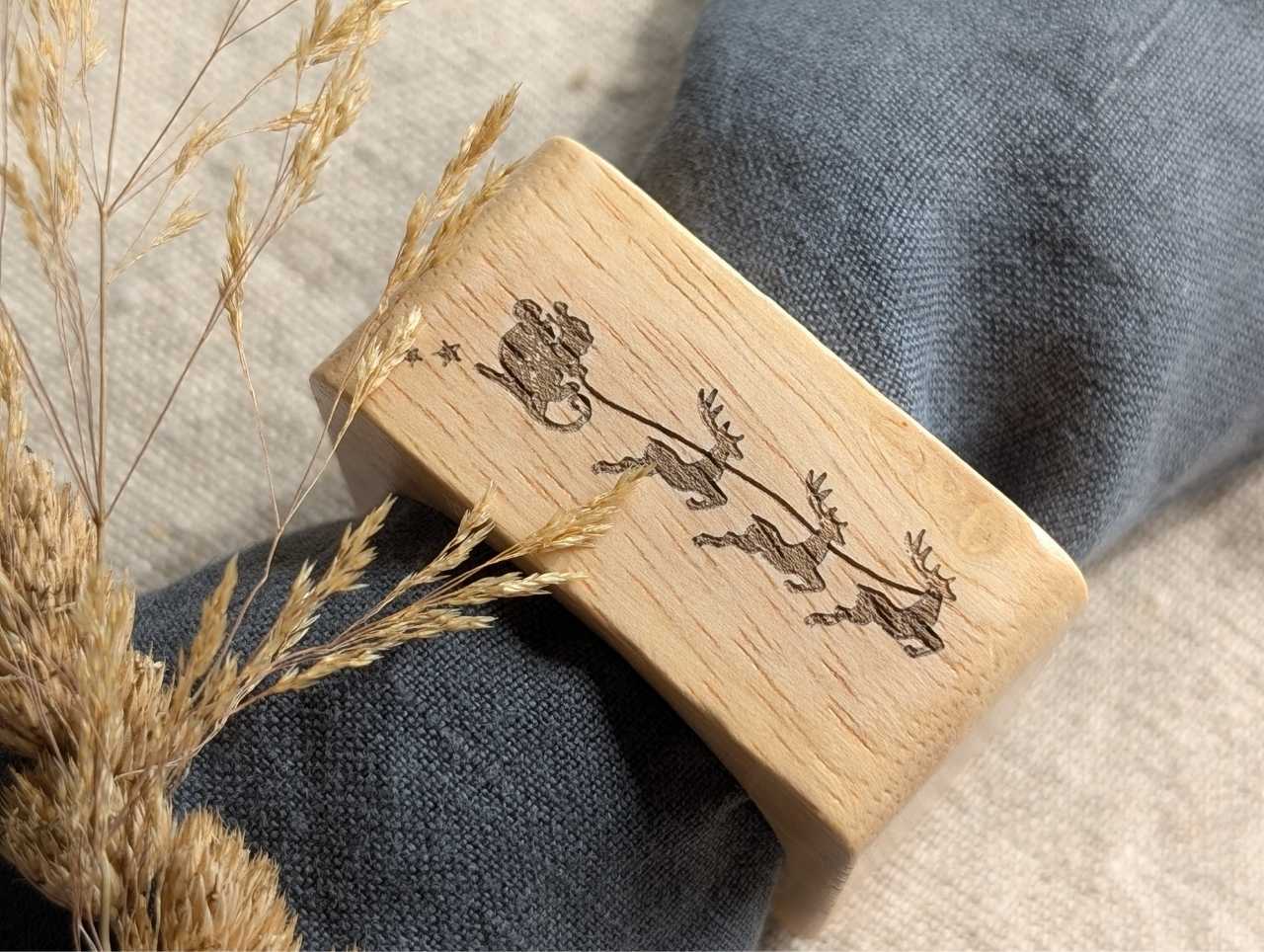 rond de serviette bois rennes et traineau père noël fêtes de fin d'année. cadeau original personnalisé avec prénom gravé