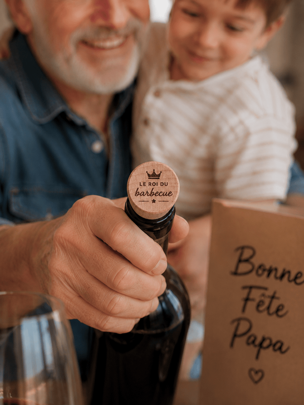 Cadeau fête des pères original — bouchon en bois gravé Le roi du barbecue offert par un enfant à son papa