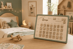 Semainier en bois personnalisé pour enfant avec pictogrammes magnétiques, affiché dans une chambre décorée tons vert sauge et bois naturel
