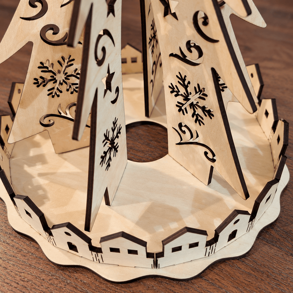 Socle festonné et branches emboîtées du grand sapin de Noël en bois