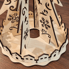 Socle festonné et branches emboîtées du grand sapin de Noël en bois