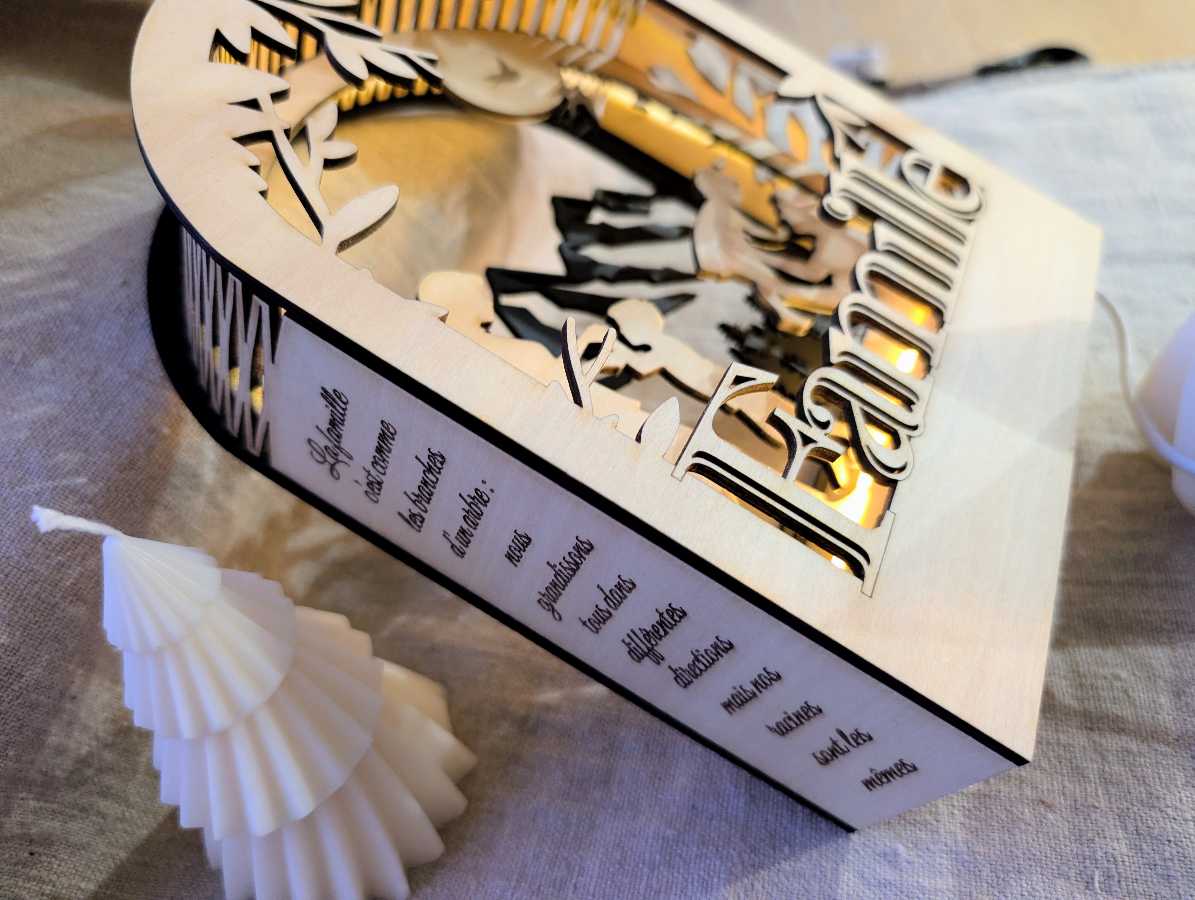 Détail gravure laser phrase personnalisée sur bois de hêtre naturel - texte au choix pour lanterne famille