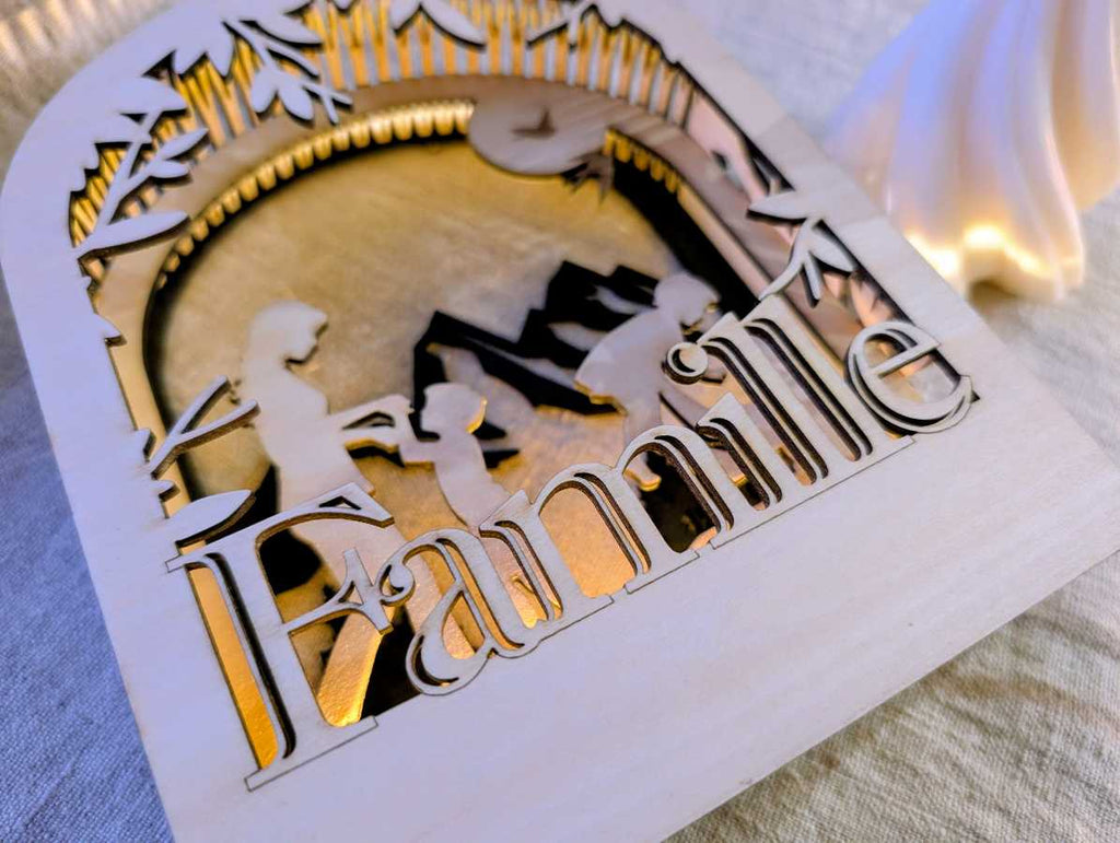 Lanterne LED famille avec paysage de montagne peint à la main en noir - vue arrière rétro-éclairée effet ombres chinoises