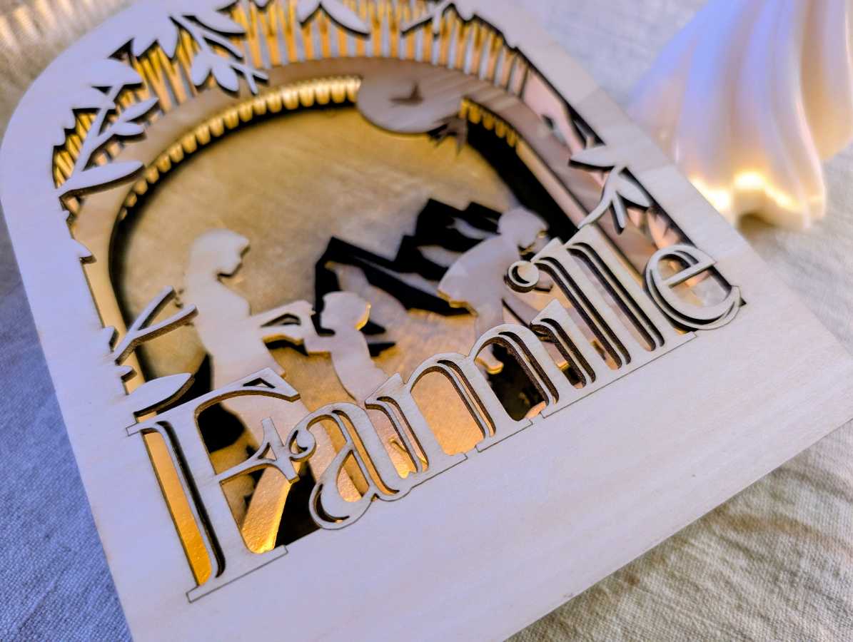 Lanterne LED famille avec paysage de montagne peint à la main en noir - vue arrière rétro-éclairée effet ombres chinoises