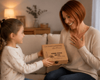 Petite fille offrant un coffret cadeau personnalisé gravé à sa mère, idée cadeau maman amateur de vin