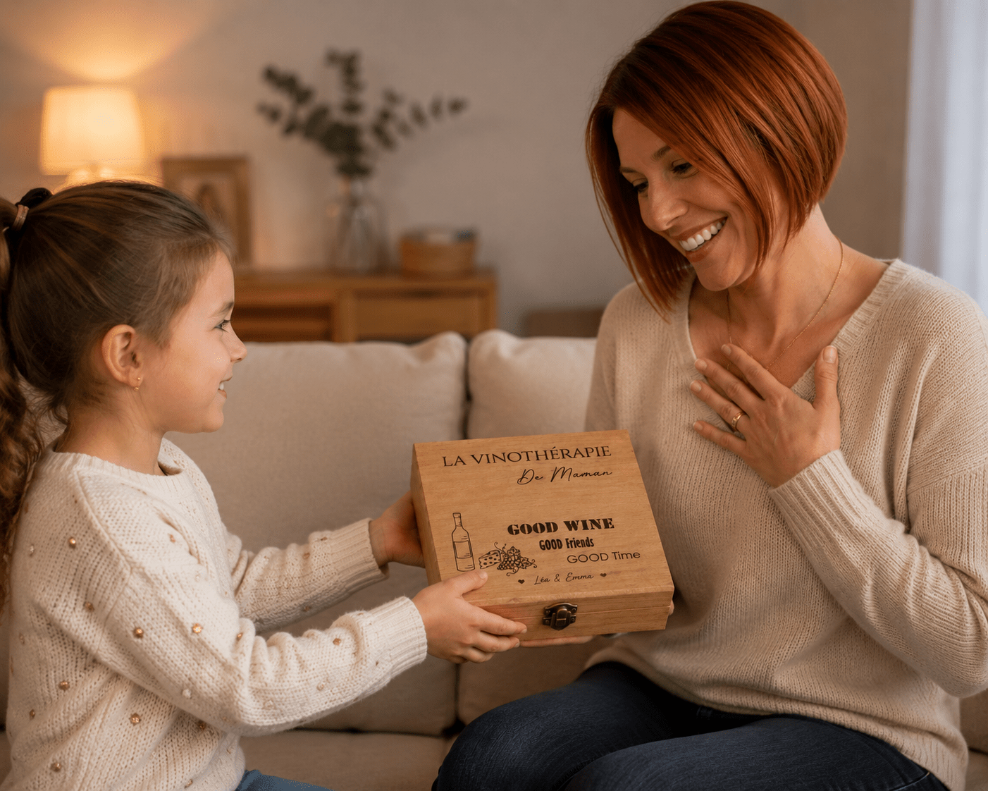 Petite fille offrant un coffret cadeau personnalisé gravé à sa mère, idée cadeau maman amateur de vin