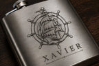 Gros plan gravure laser flasque inox motif voilier trois-mâts roue de gouvernail prénom Xavier — cadeau homme marin