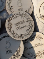 Coffret de 16 cartes étapes bébé personnalisées en bois – cadeau naissance