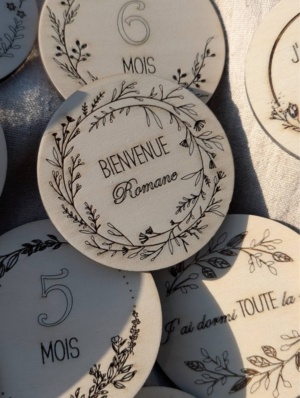 Coffret de 16 cartes étapes bébé personnalisées en bois – cadeau naissance