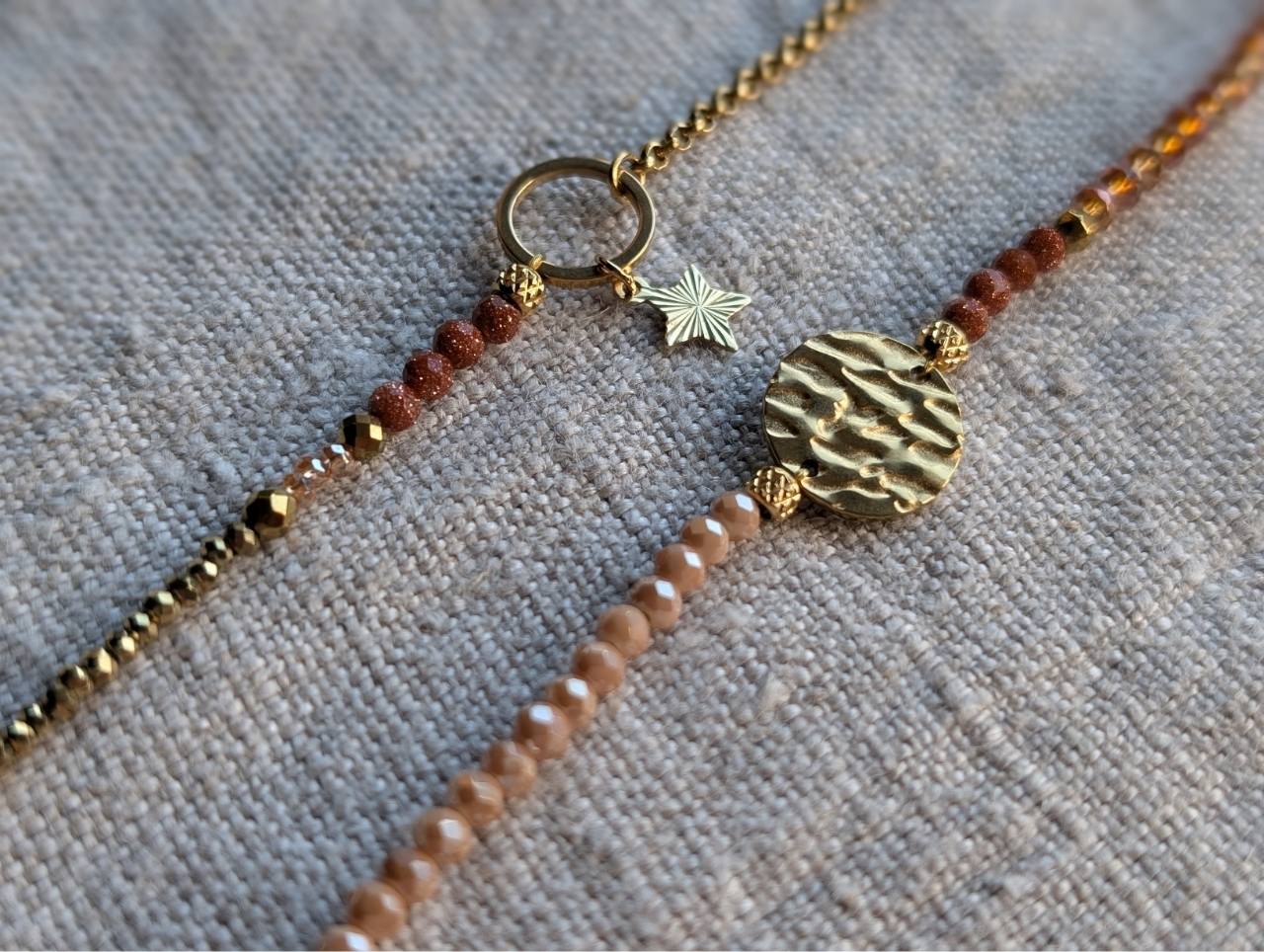 Détail des perles de verre facettées nude irisé et perles terracotta dorées scintillantes du bracelet Artesama