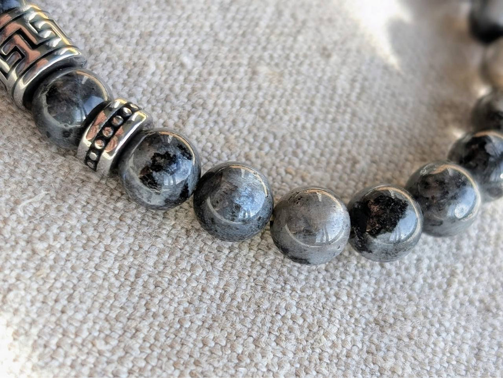 Perles labradorite noire larvikite 6mm naturelles avec inclusions de lave sur bracelet homme