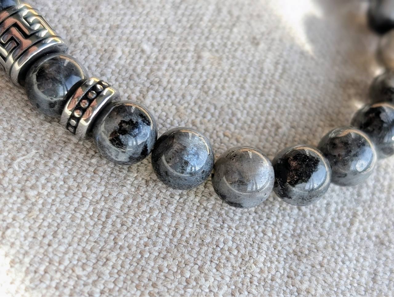 Perles labradorite noire larvikite 6mm naturelles avec inclusions de lave sur bracelet homme