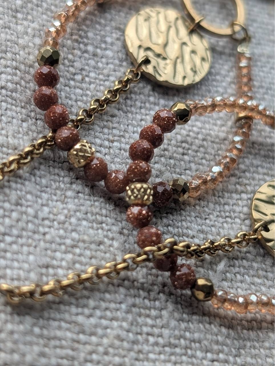 Perles de sable terracotta en pierre reconstituée et perles de verre irisées suspendues aux boucles dormeuses dorées