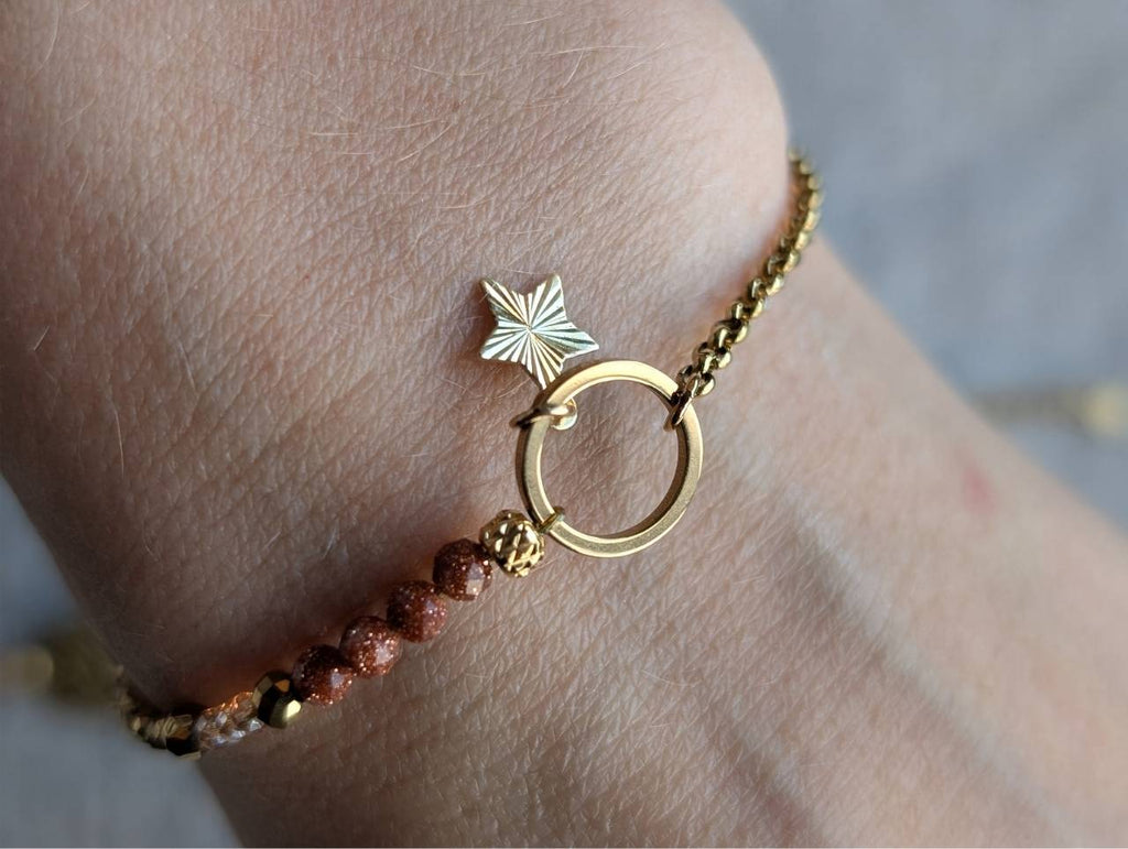Bracelet doré femme avec perles terracotta et étoile scintillante, collection Éclat d’automne Artesama