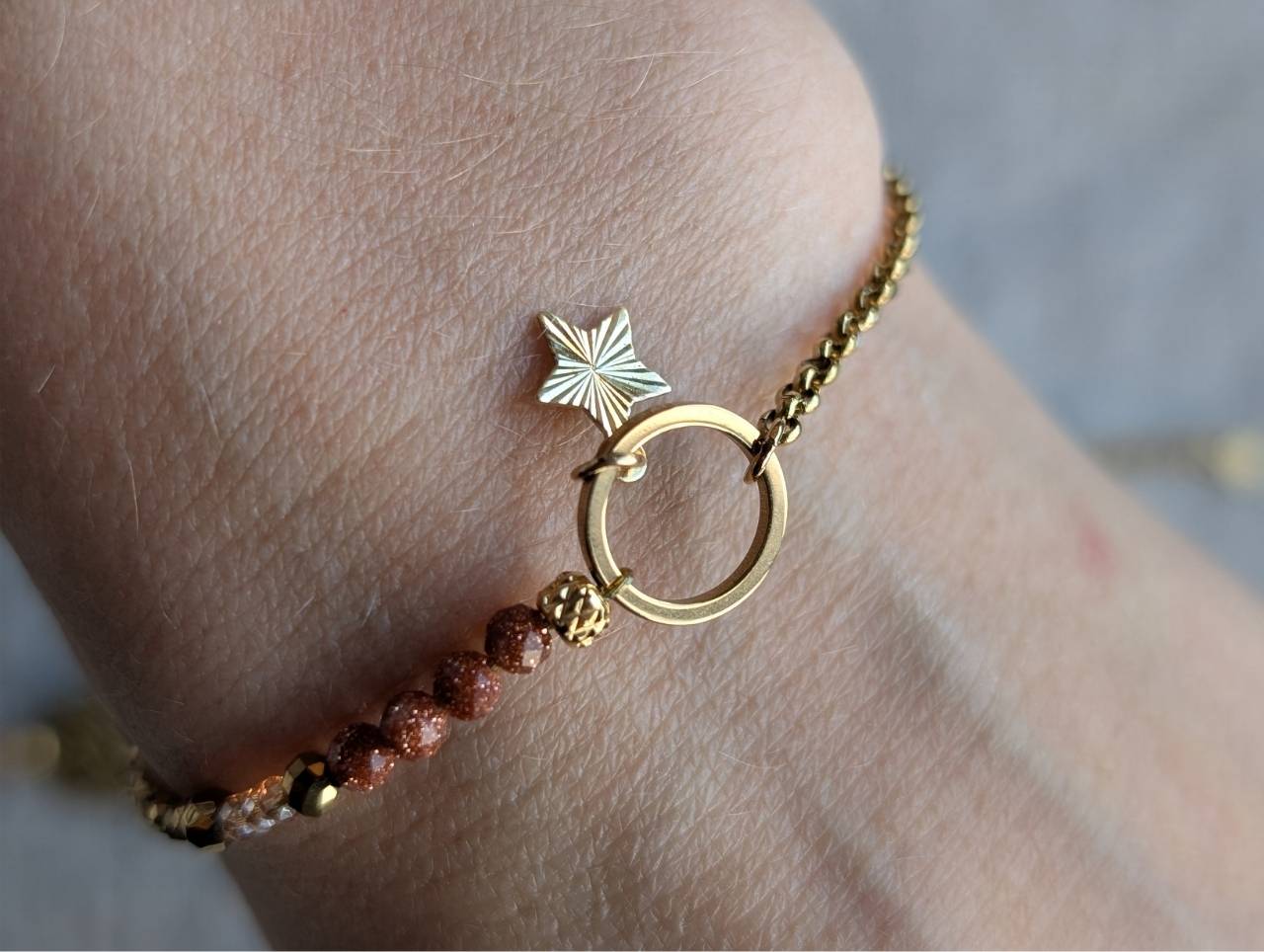 Bracelet doré femme avec perles terracotta et étoile scintillante, collection Éclat d’automne Artesama