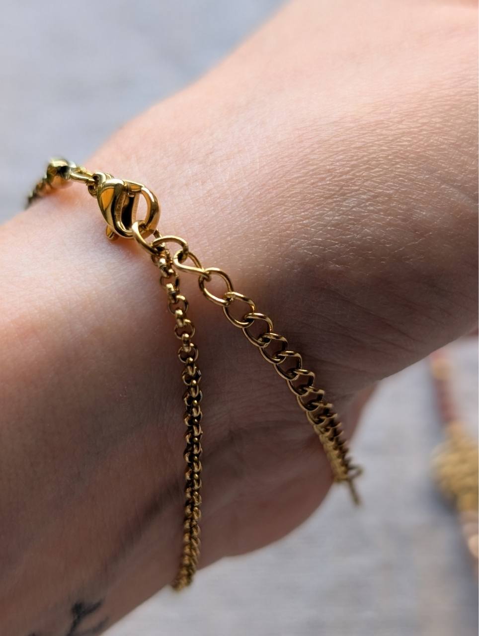 Fermoir et chaînette d’extension en acier inox doré du bracelet perles nude et terracotta hypoallergénique