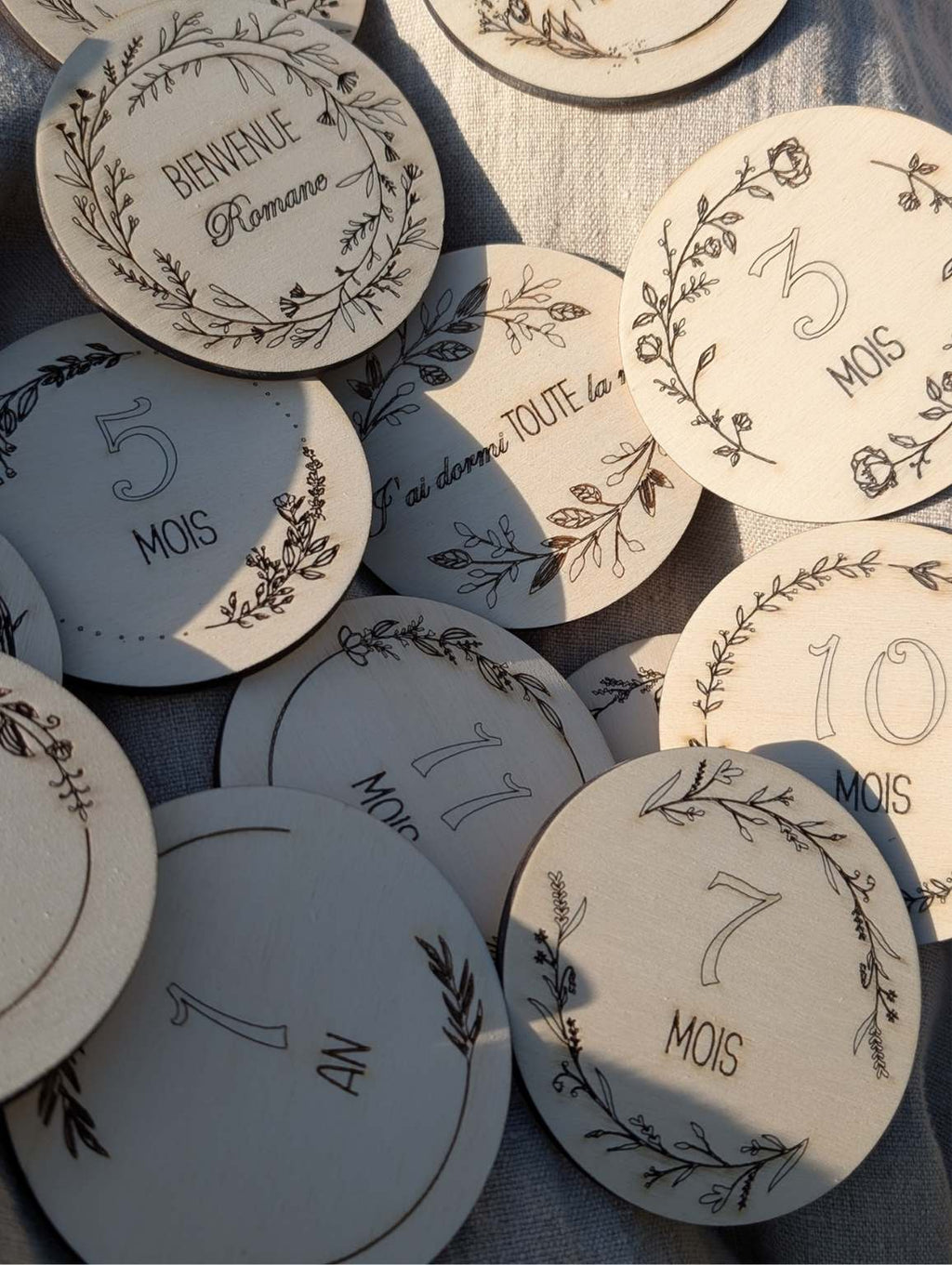 Coffret de 16 cartes étapes bébé personnalisées en bois – cadeau naissance. Bienvenue + prénom